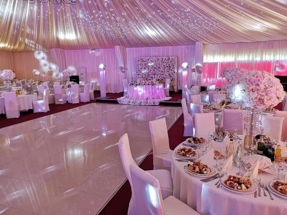 Mediaş Hotel Dennis מראה חיצוני תמונה