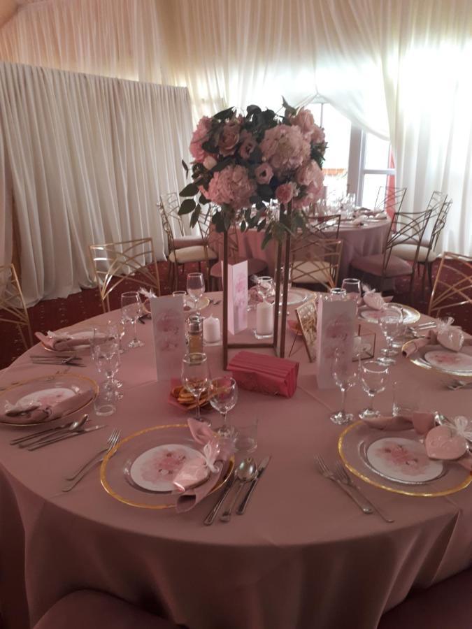 Mediaş Hotel Dennis מראה חיצוני תמונה