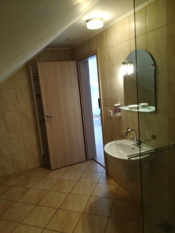 Mediaş Hotel Dennis מראה חיצוני תמונה