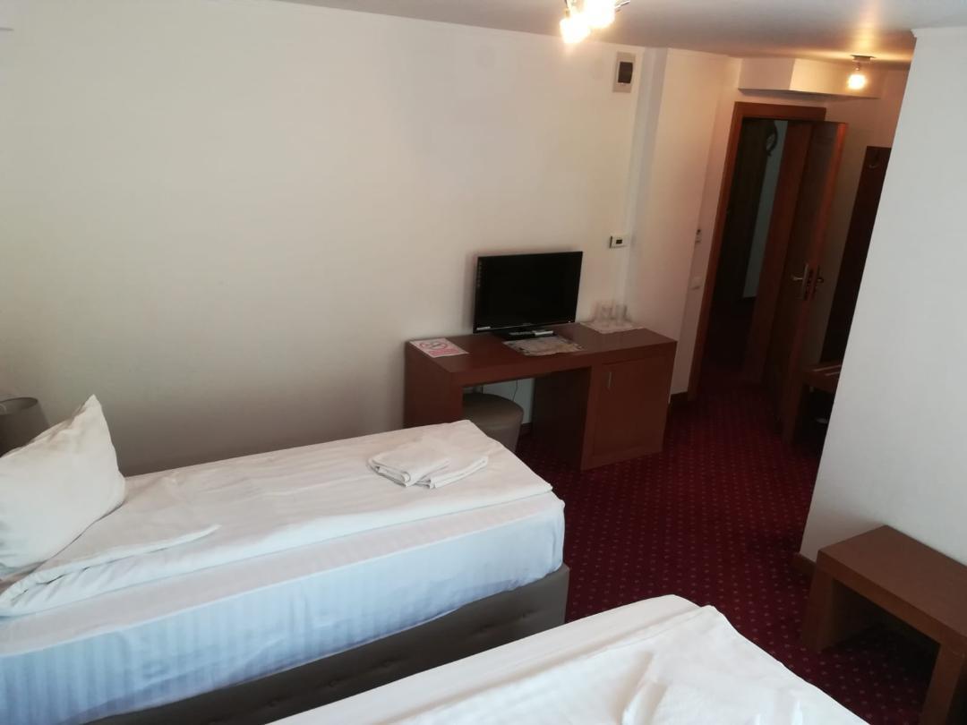 Mediaş Hotel Dennis מראה חיצוני תמונה
