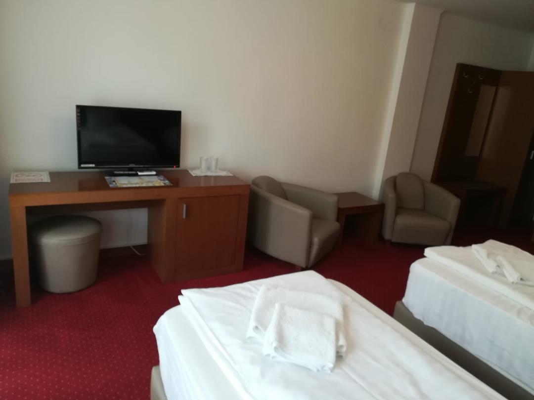 Mediaş Hotel Dennis מראה חיצוני תמונה