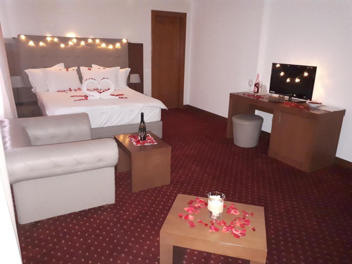 Mediaş Hotel Dennis מראה חיצוני תמונה