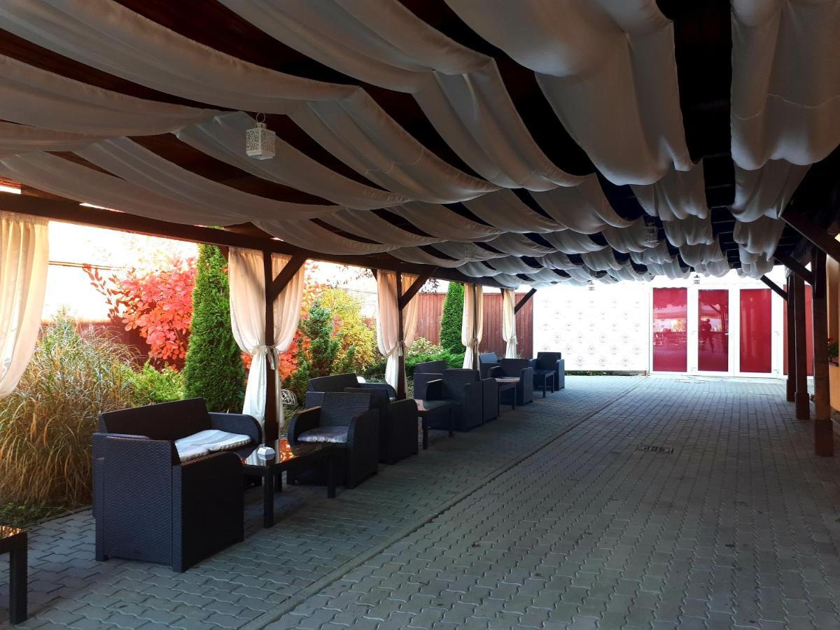 Mediaş Hotel Dennis מראה חיצוני תמונה
