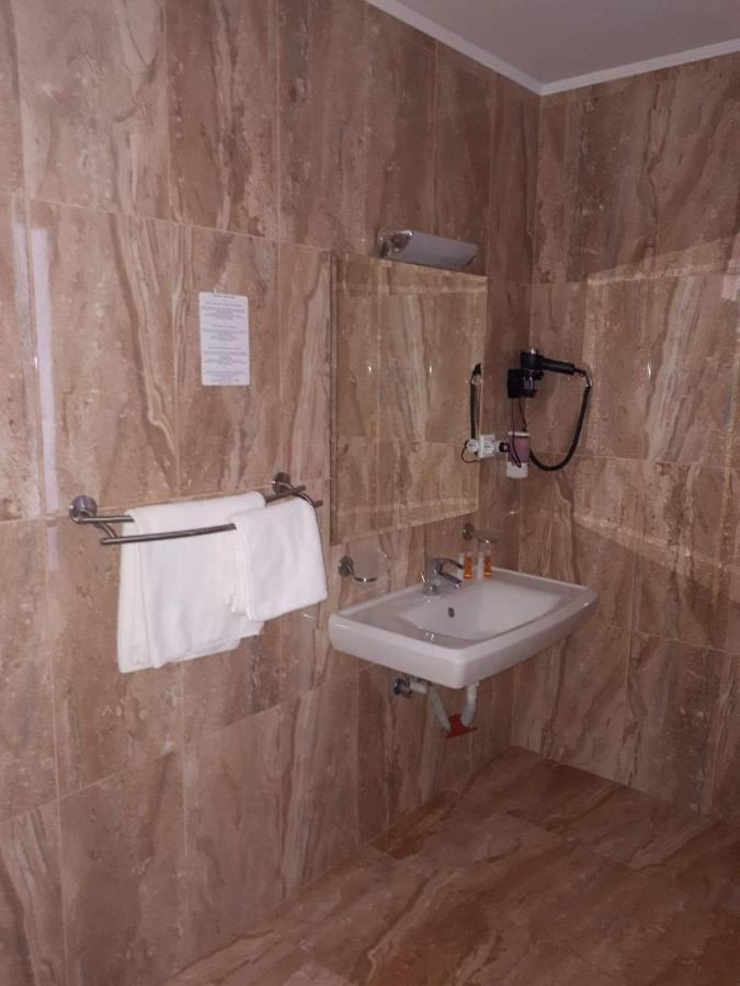 Mediaş Hotel Dennis מראה חיצוני תמונה